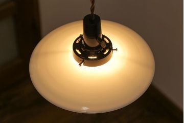 昭和レトロ　素朴な雰囲気が魅力の昔懐かしい平笠シェードのペンダントライト(天井照明、吊り下げ照明)(3)