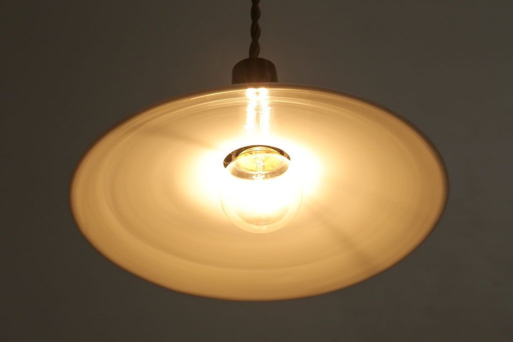 昭和レトロ　素朴な雰囲気が魅力の昔懐かしい平笠シェードのペンダントライト(天井照明、吊り下げ照明)(3)