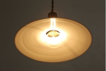 昭和レトロ　素朴な雰囲気が魅力の昔懐かしい平笠シェードのペンダントライト(天井照明、吊り下げ照明)(3)