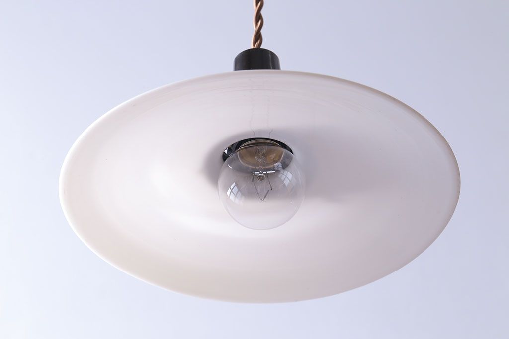 昭和レトロ　素朴な雰囲気が魅力の昔懐かしい平笠シェードのペンダントライト(天井照明、吊り下げ照明)(3)