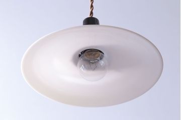 昭和レトロ　素朴な雰囲気が魅力の昔懐かしい平笠シェードのペンダントライト(天井照明、吊り下げ照明)(3)