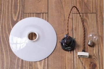 昭和レトロ　素朴な雰囲気が魅力の昔懐かしい平笠シェードのペンダントライト(天井照明、吊り下げ照明)(3)