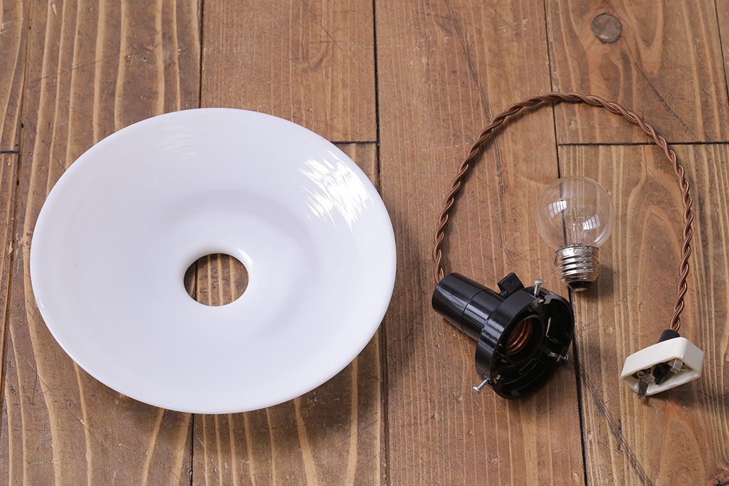 昭和レトロ　素朴な雰囲気が魅力の昔懐かしい平笠シェードのペンダントライト(天井照明、吊り下げ照明)(3)