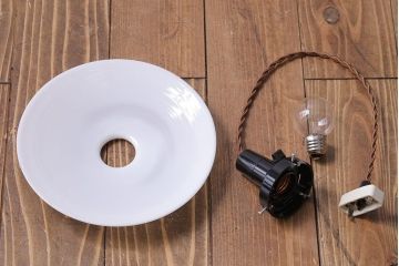 昭和レトロ　素朴な雰囲気が魅力の昔懐かしい平笠シェードのペンダントライト(天井照明、吊り下げ照明)(3)