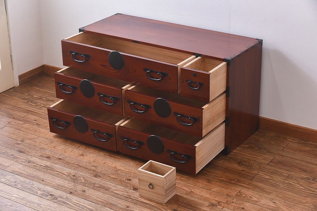 中古　前面ケヤキ材　漆塗りが美しいローチェスト(ローボード、和タンス、引き出し)(定価約45万円)