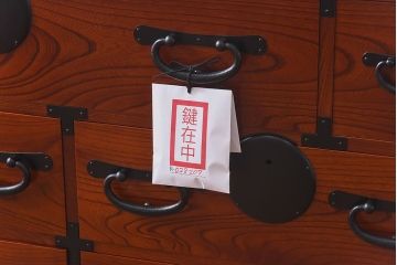 中古　前面ケヤキ材　漆塗りが美しいローチェスト(ローボード、和タンス、引き出し)(定価約45万円)