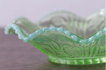 アンティーク雑貨　大正期　乳白縁　ウランガラス　フリル皿(プレート)(1)