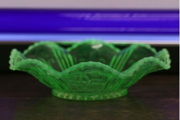 アンティーク雑貨　大正期　乳白縁　ウランガラス　フリル皿(プレート)(1)