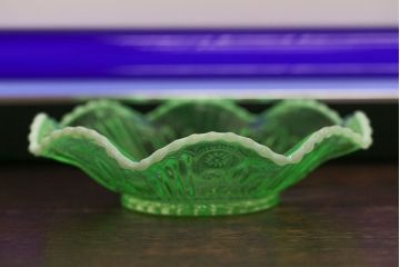 アンティーク雑貨　大正期　乳白縁　ウランガラス　フリル皿(プレート)(2)