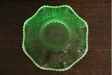 アンティーク雑貨　大正期　乳白縁　ウランガラス　フリル皿(プレート)(2)
