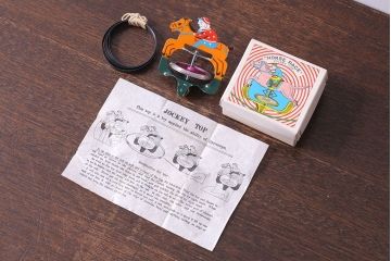 アンティーク雑貨　昭和レトロ　タイガー商会　T.K　ジョッキーゴマ(輸出用)