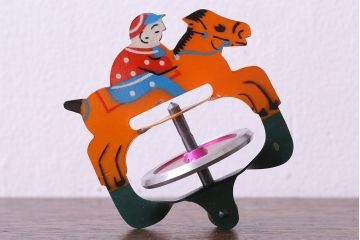 アンティーク雑貨　昭和期　タイガー商会　T.K　レトロなジョッキーゴマ(輸出用)(1)