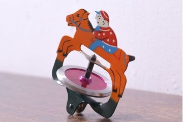 アンティーク雑貨　昭和期　タイガー商会　T.K　レトロなジョッキーゴマ(輸出用)(1)