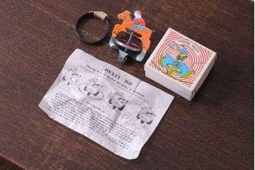 アンティーク雑貨　昭和期　タイガー商会　T.K　レトロなジョッキーゴマ(輸出用)(1)