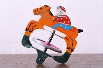 アンティーク雑貨　昭和期　タイガー商会　T.K　レトロなジョッキーゴマ(輸出用)(2)