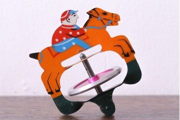 アンティーク雑貨　昭和期　タイガー商会　T.K　レトロなジョッキーゴマ(輸出用)(2)