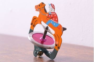 アンティーク雑貨　昭和期　タイガー商会　T.K　レトロなジョッキーゴマ(輸出用)(2)