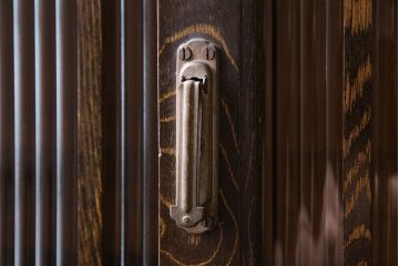 アンティーク家具　昭和初期　モールガラス　ナラ材　落ち着いた雰囲気漂う本箱(収納棚、食器棚)