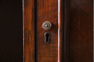 アンティーク家具　イギリスアンティーク　オーク材　シックな雰囲気が魅力のブックシェルフ(本棚、飾り棚)