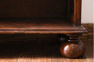 アンティーク家具　イギリスアンティーク　オーク材　シックな雰囲気が魅力のブックシェルフ(本棚、飾り棚)