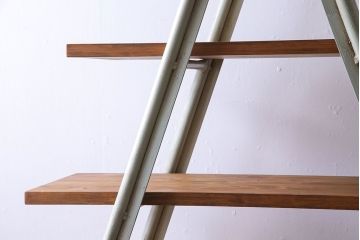 ペイント家具　お洒落な演出におすすめの大型ラダーシェルフ(脚立型飾り棚、ディスプレイラック)