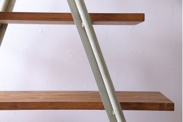 ペイント家具　お洒落な演出におすすめの大型ラダーシェルフ(脚立型飾り棚、ディスプレイラック)