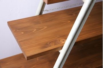 ペイント家具　お洒落な演出におすすめの大型ラダーシェルフ(脚立型飾り棚、ディスプレイラック)