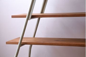 ペイント家具　お洒落な演出におすすめの大型ラダーシェルフ(脚立型飾り棚、ディスプレイラック)