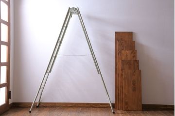 ペイント家具　お洒落な演出におすすめの大型ラダーシェルフ(脚立型飾り棚、ディスプレイラック)