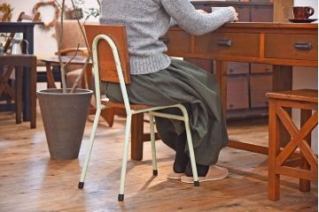 ペイント家具　ナラ材　ナチュラルな雰囲気漂うシンプルなチェア(イス、椅子)