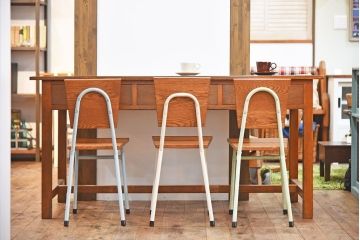 ペイント家具　ナラ材　ナチュラルな雰囲気漂うシンプルなチェア(イス、椅子)