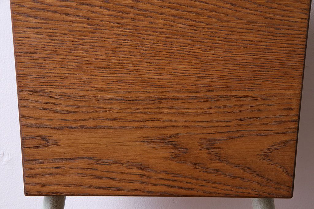 ペイント家具　ナラ材　ナチュラルな雰囲気漂うシンプルなチェア(イス、椅子)