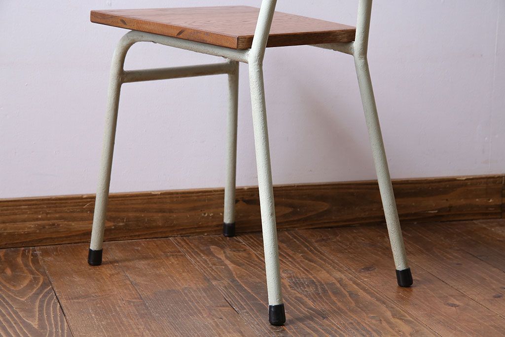 ペイント家具　ナラ材　ナチュラルな雰囲気漂うシンプルなチェア(イス、椅子)