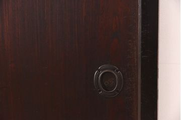 古民具・骨董　桐材　深みのある色合いが魅力的な漆塗りの板戸(建具、引き戸、帯戸)