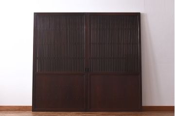 骨董・古民具　いぶされたような味わい深い木の色合いが魅力のガラス入り格子戸(ガラス戸、引き戸、建具)2枚セット