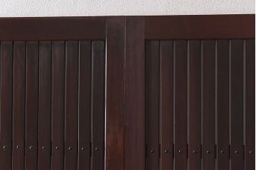 骨董・古民具　いぶされたような味わい深い木の色合いが魅力のガラス入り格子戸(ガラス戸、引き戸、建具)2枚セット