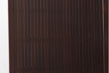 骨董・古民具　いぶされたような味わい深い木の色合いが魅力のガラス入り格子戸(ガラス戸、引き戸、建具)2枚セット