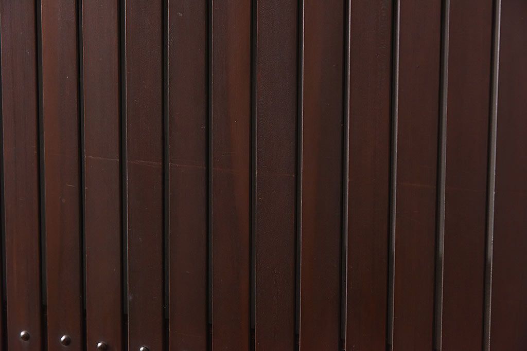 骨董・古民具　いぶされたような味わい深い木の色合いが魅力のガラス入り格子戸(ガラス戸、引き戸、建具)2枚セット