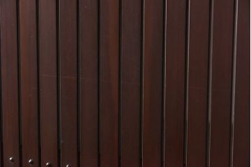 骨董・古民具　いぶされたような味わい深い木の色合いが魅力のガラス入り格子戸(ガラス戸、引き戸、建具)2枚セット