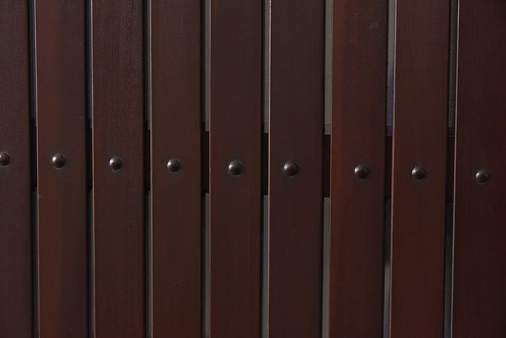 骨董・古民具　いぶされたような味わい深い木の色合いが魅力のガラス入り格子戸(ガラス戸、引き戸、建具)2枚セット