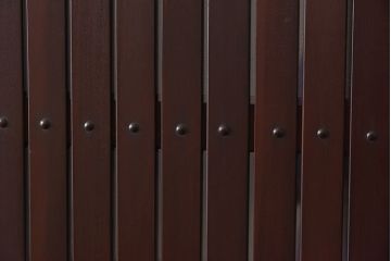 骨董・古民具　いぶされたような味わい深い木の色合いが魅力のガラス入り格子戸(ガラス戸、引き戸、建具)2枚セット