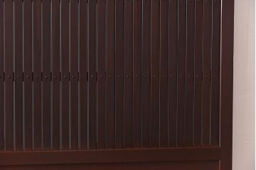 骨董・古民具　いぶされたような味わい深い木の色合いが魅力のガラス入り格子戸(ガラス戸、引き戸、建具)2枚セット