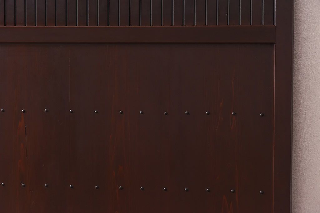 骨董・古民具　いぶされたような味わい深い木の色合いが魅力のガラス入り格子戸(ガラス戸、引き戸、建具)2枚セット