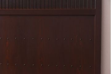 骨董・古民具　いぶされたような味わい深い木の色合いが魅力のガラス入り格子戸(ガラス戸、引き戸、建具)2枚セット
