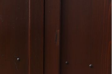 骨董・古民具　いぶされたような味わい深い木の色合いが魅力のガラス入り格子戸(ガラス戸、引き戸、建具)2枚セット