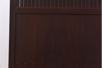 骨董・古民具　いぶされたような味わい深い木の色合いが魅力のガラス入り格子戸(ガラス戸、引き戸、建具)2枚セット