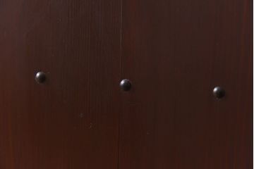 骨董・古民具　いぶされたような味わい深い木の色合いが魅力のガラス入り格子戸(ガラス戸、引き戸、建具)2枚セット