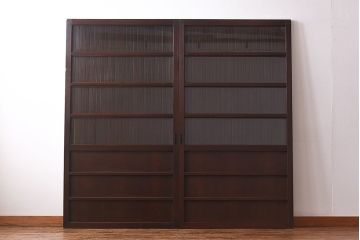 骨董・古民具　いぶされたような味わい深い木の色合いが魅力のガラス入り格子戸(ガラス戸、引き戸、建具)2枚セット