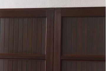 骨董・古民具　いぶされたような味わい深い木の色合いが魅力のガラス入り格子戸(ガラス戸、引き戸、建具)2枚セット