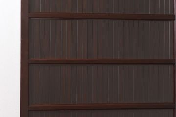 骨董・古民具　いぶされたような味わい深い木の色合いが魅力のガラス入り格子戸(ガラス戸、引き戸、建具)2枚セット